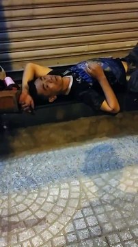 Anh đánh giày câm bị hành hung phải nhập viện