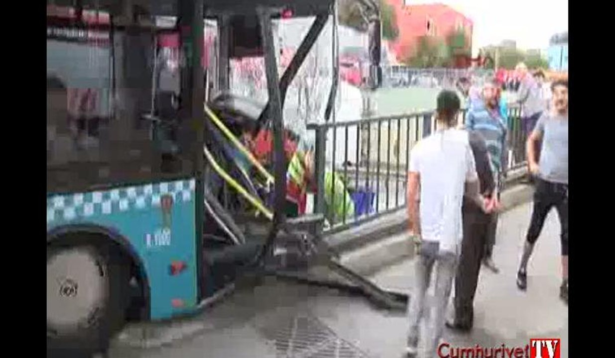 Özel halk otobüsü kaza yaptı: 4 yaralı