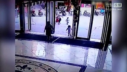 Rùng mình cảnh bé gái 3 tuổi bị cửa kính khổng lồ đè bẹp