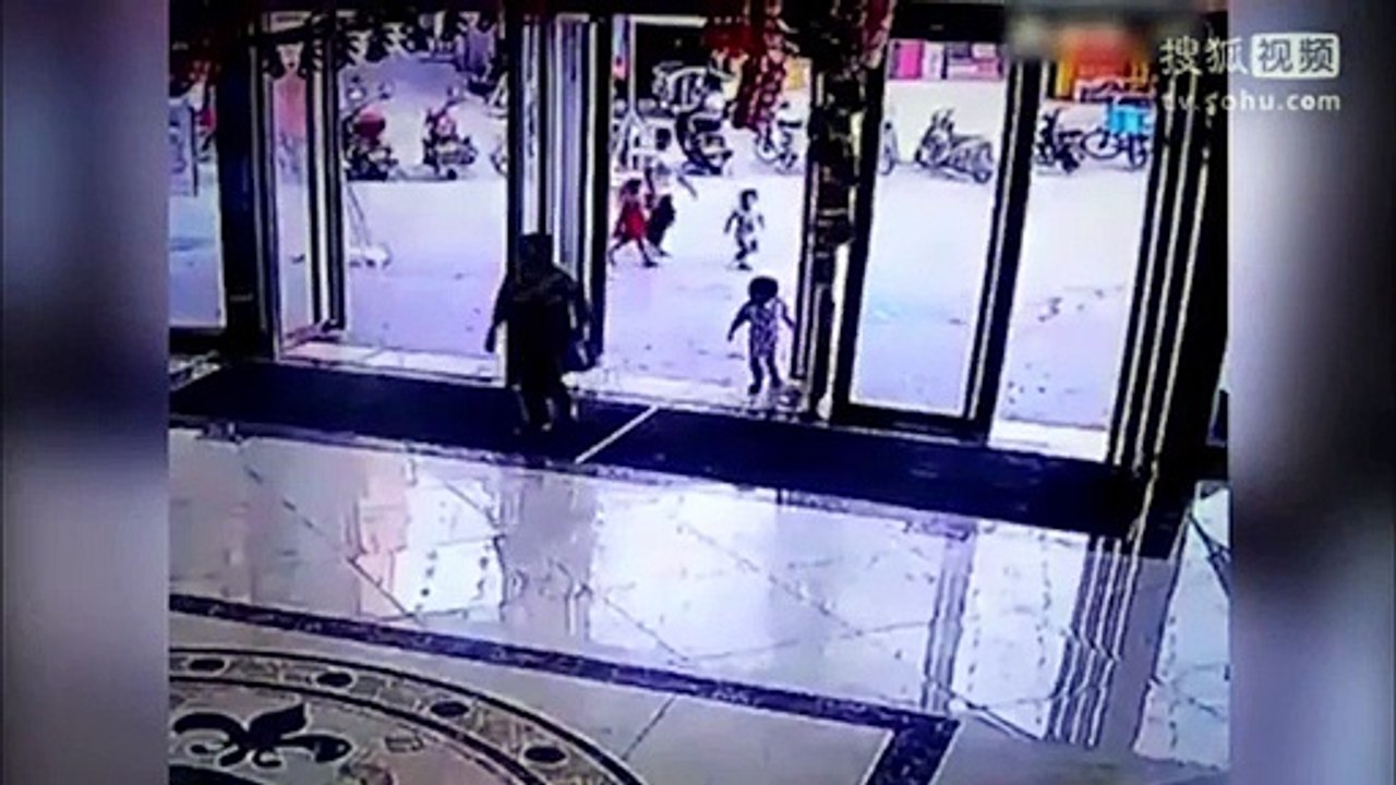 Rùng mình cảnh bé gái 3 tuổi bị cửa kính khổng lồ đè bẹp