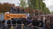 Glifosato, gli agricoltori francesi bloccano gli Champs-Elysées