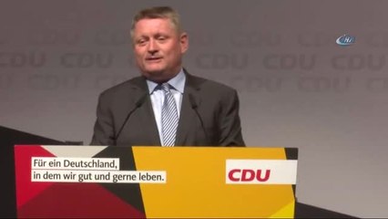 Merkel'den Dünyaca Ünlü Yapay Kalp Cerrahı Türk Doktora Övgüler