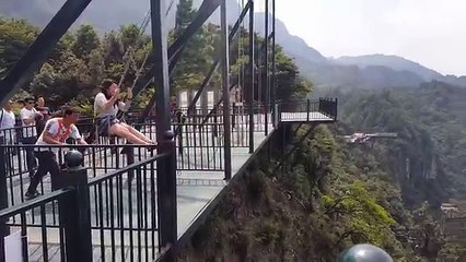 Une fille fait de la balançoire sous 300 mètres de vide