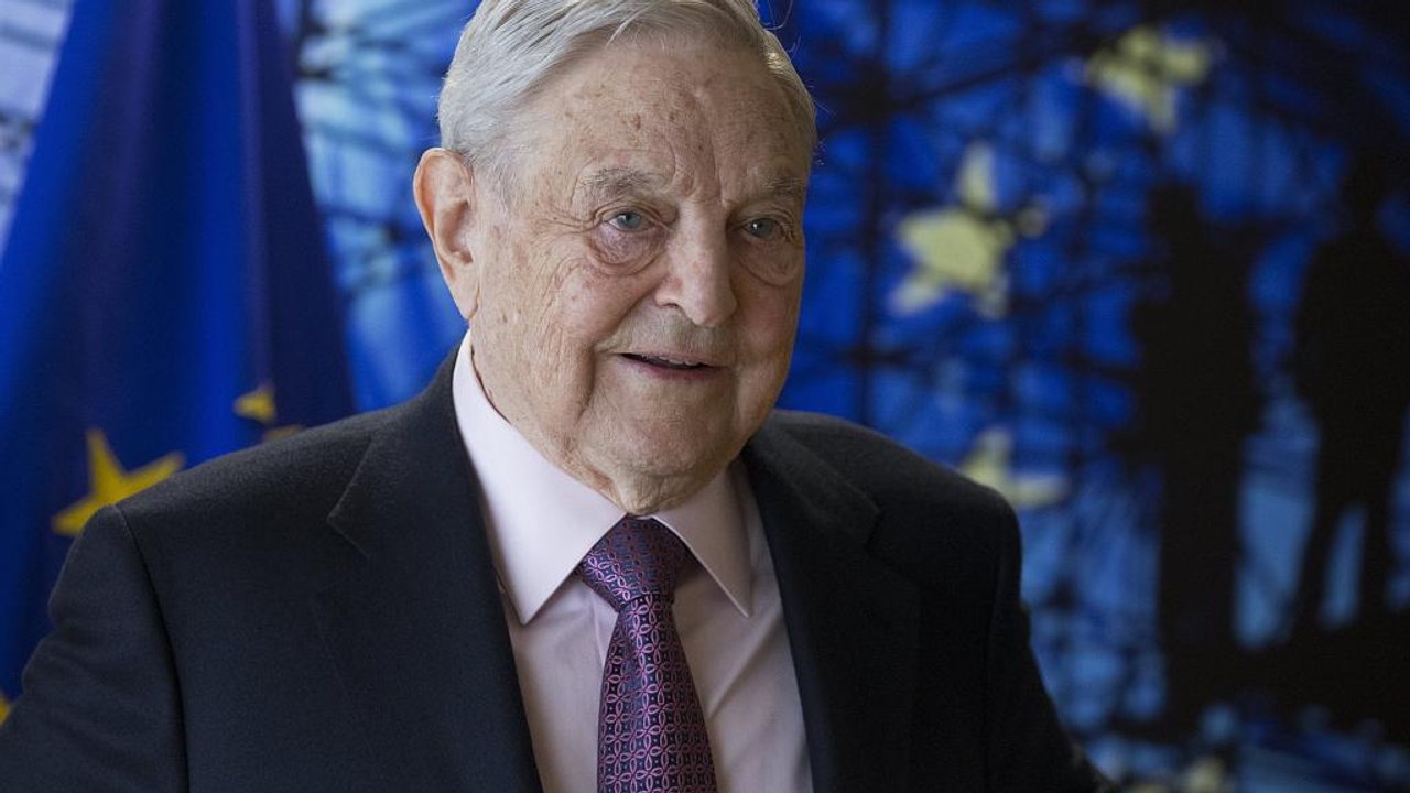 Kormányszóvivő: Soros György milliókkal segítené a migránsok integrációját