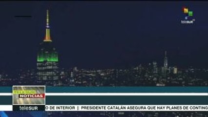 Empire State con colores de países afectados por desastres naturales