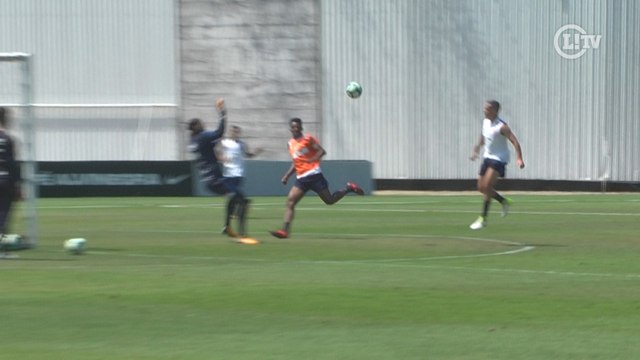 Promessa da base encobre Cássio em treino do Corinthians; veja