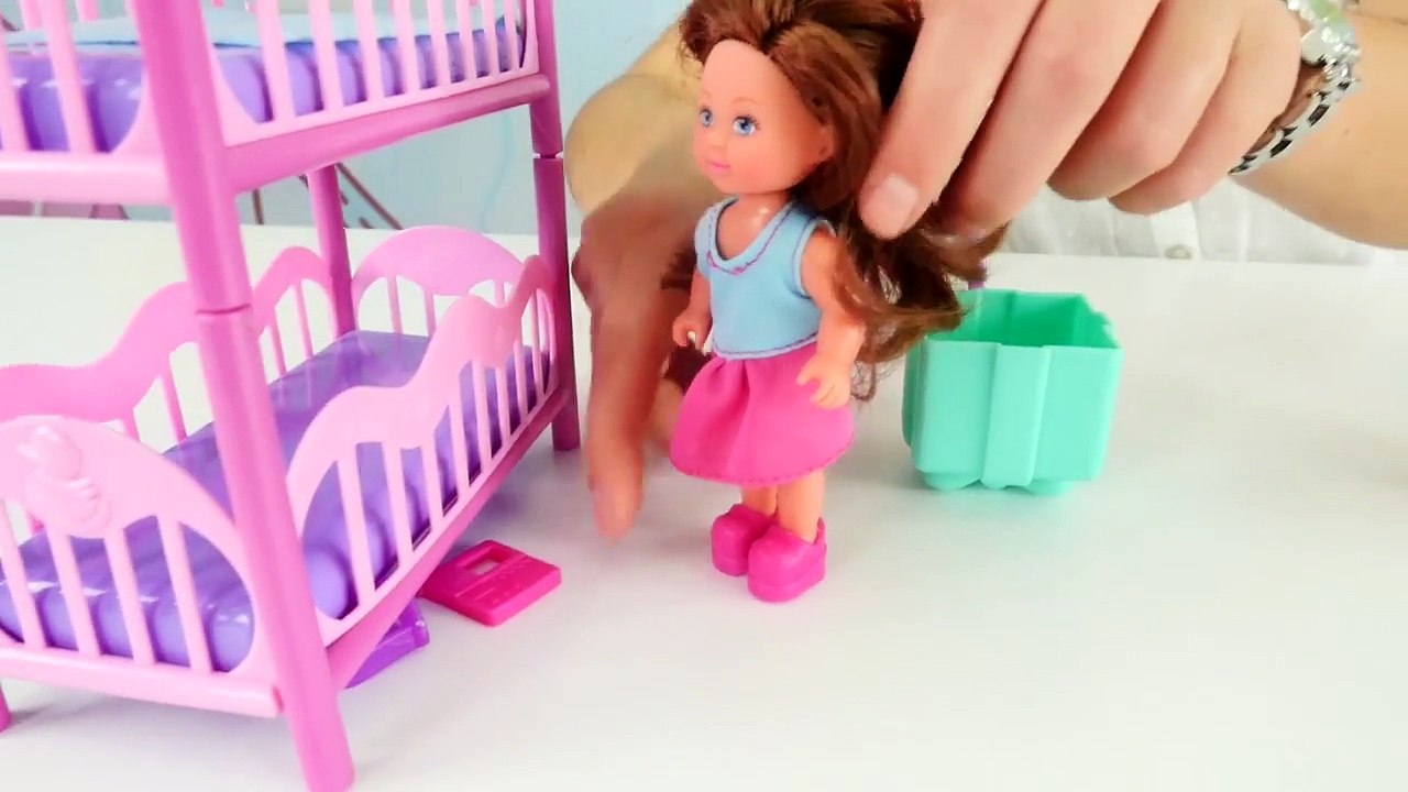 Oyuncak bebek evini toparlıyoruz. Ayşe kukla oynuyor. Meryem ve Nur oyuncak bebekler