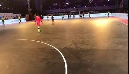Ronaldinho foi jogar futsal para a Índia para fazer esta maldade