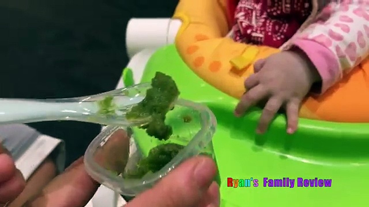 Bébés bébé en train de manger visage première aliments brut solide temps équipe jumelle dégueu Ryans fa