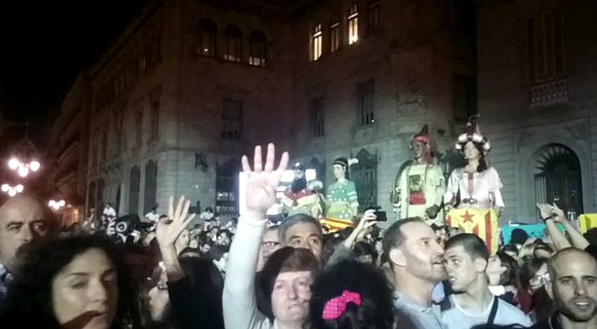 'Els Segadors' ressonen a la plaça Sant Jaume