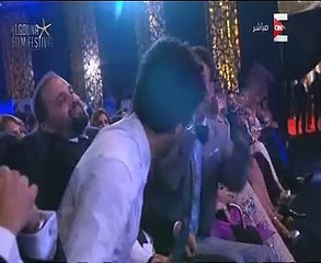 أحمد فهمى يداعب الهضبة:"بيعمل جلسات مع عالم أبراج عشان الكليب الجديد"