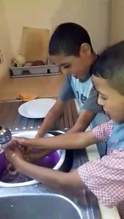 Ayoub et Salah lavent les légumes