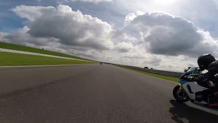 Ce motard fait un malaise à plus de 280km/h en pleine course. Terrible chute