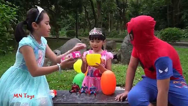 Nữ hoàng Elsa và Anna cùng người nhện tặng quà bóc trứng bất ngờ ra đồ chơi - Surprise Egg