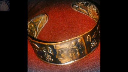 Photography of a pharaonic bracelet using a telephone camera