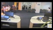 شخص يقوم بتصرف غريب ويشعل النار في أحد البنوك في أستراليا