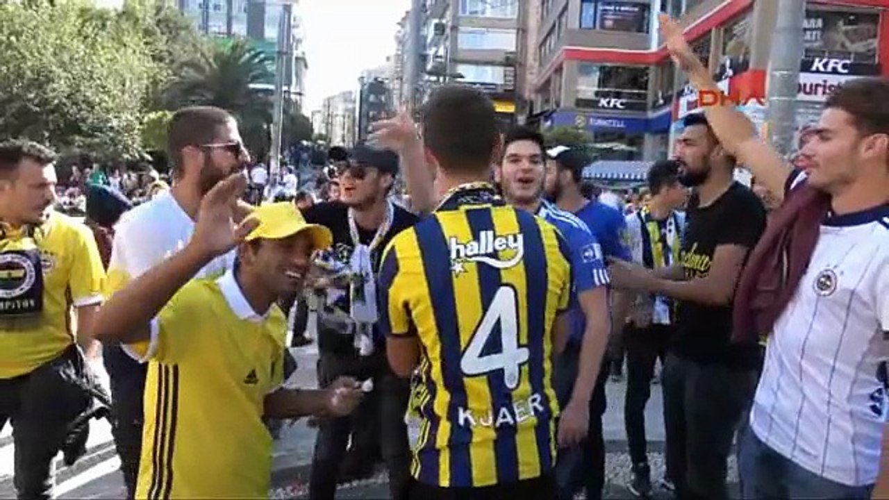 Fenerbahçeli taraftarlardan anlamlı hareket!