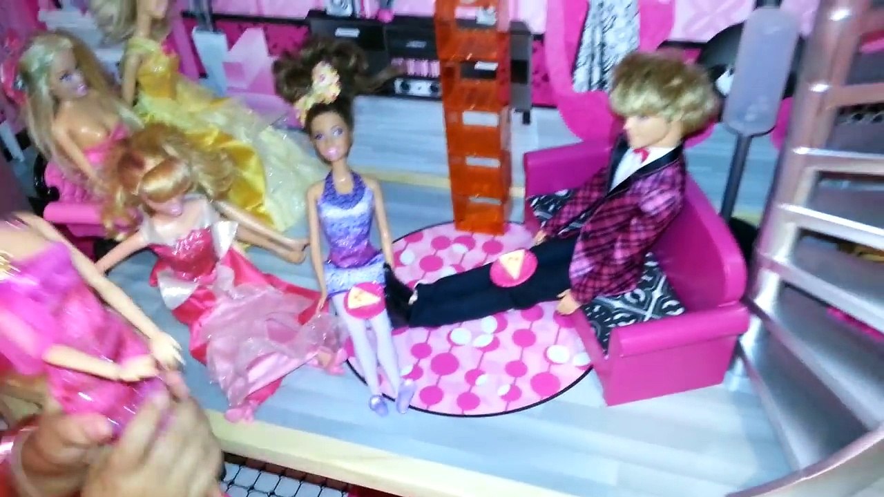 Yali mostrando su casa de barbie