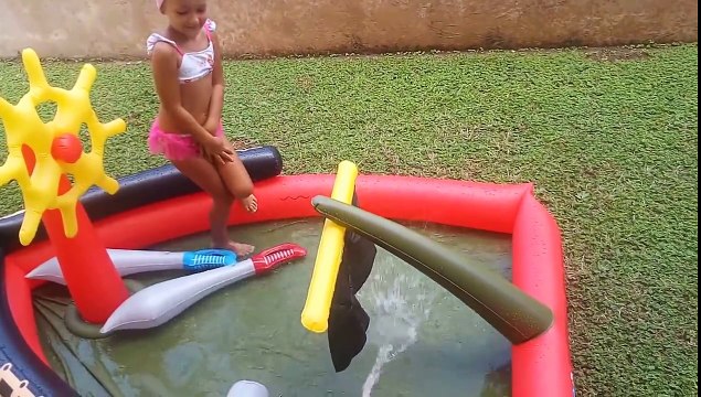 Korsan havuzumuza bahçede su doldurduk oynadık, Eğlenceli çocuk videosu