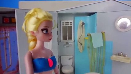 Frozen Elsa in bathtub gets slimed by Shrek Babies ❤