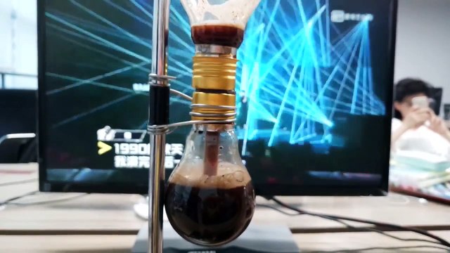 Thánh ăn vụng văn phòng Tiểu Dã pha cà phê bằng bóng đèn