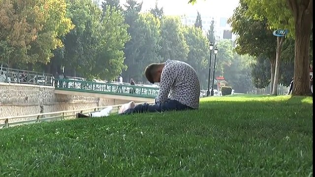 Parkta Bonzai Etkisindeki Gencin İbretlik Görüntüsü Ürküttü