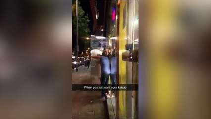 Une femme veut absolument manger un kebab !