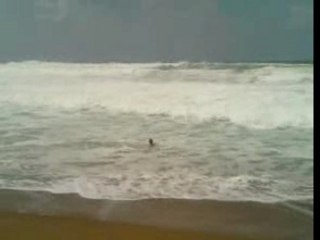 Sardaigne, un fou dans les vagues de Piscinas