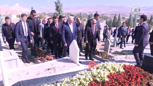 Başbakan Yıldırım Neşet Ertaş'ın Mezarını Ziyaret Etti