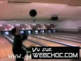 Webchoc.Com : Gamin assomé par une boule de bowling