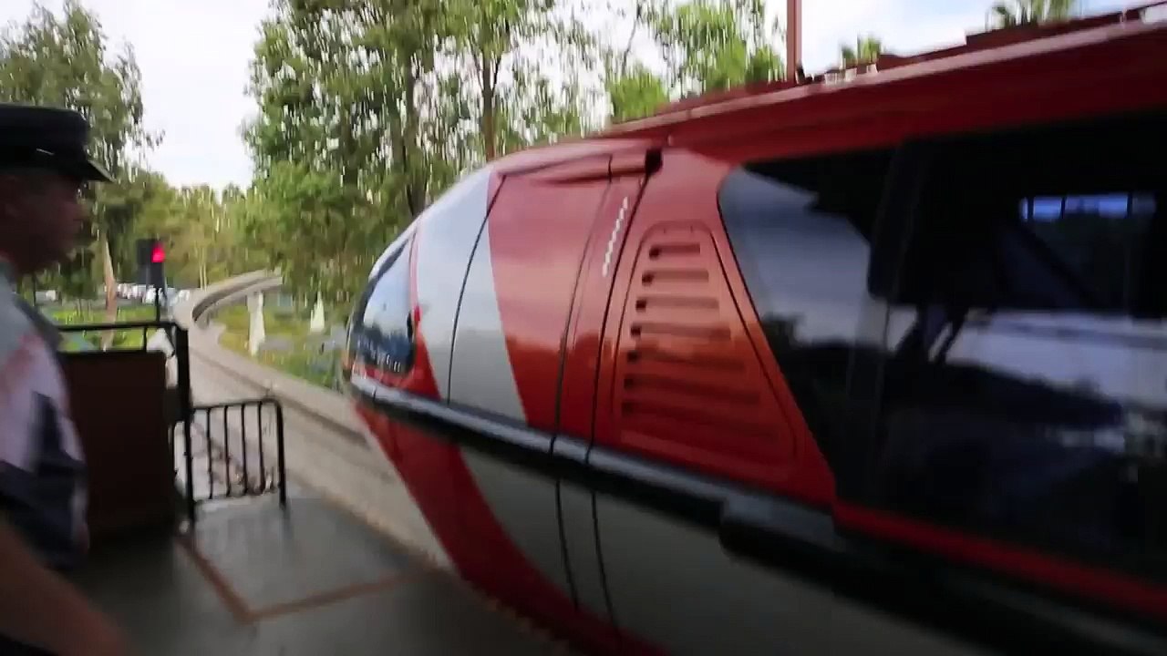 Disneyland Monorail : HD POV : Downtown Disney to the Tomorrowland Station - Disneyland Resort