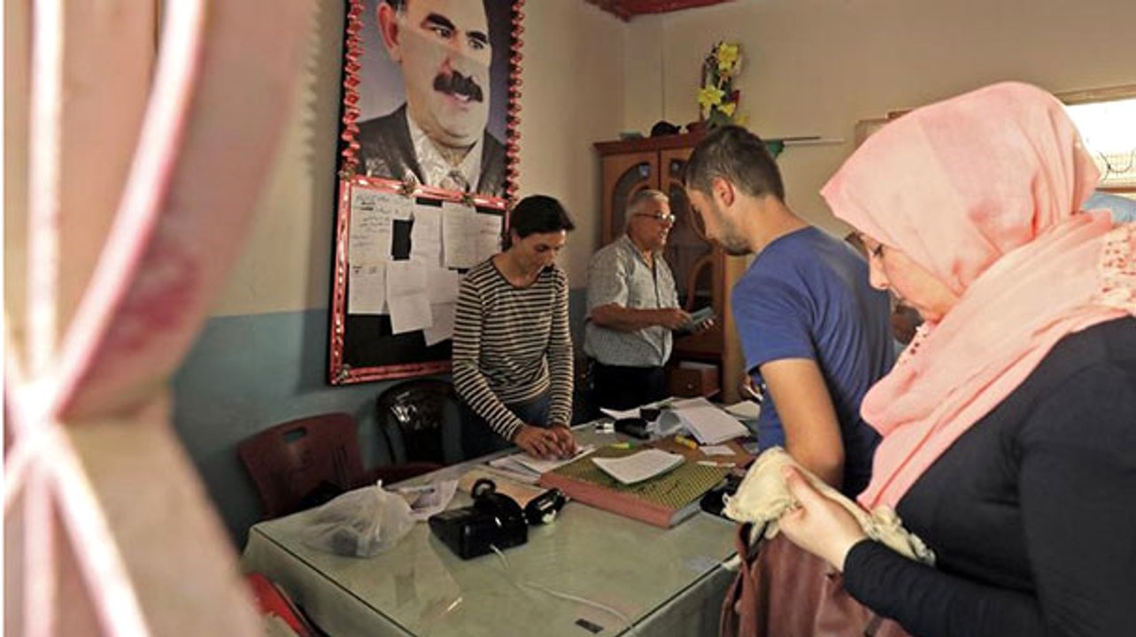 Federasyon Hedefleyen Kürtler Sandık Başında! Öcalan Posterinin Önünde Oy Kuyruğu