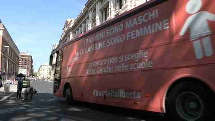 Un autobús propagandístico tránsfobo circula desde hoy en Italia