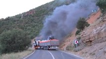 PKK'lı Teröristler Araç Yaktı, Tunceli-Pülümür Yolu Trafiğe Kapandı