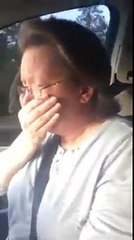 Tražila je mapu grada u kćerkinom autu. Umjesto mape, našla je nešto što ju je rasplakalo!