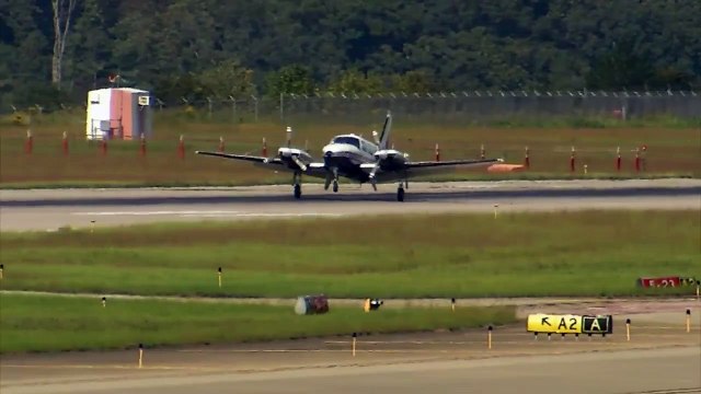 Il pose son avion alors que le train d'atterrissage est cassé... Bravo au pilote