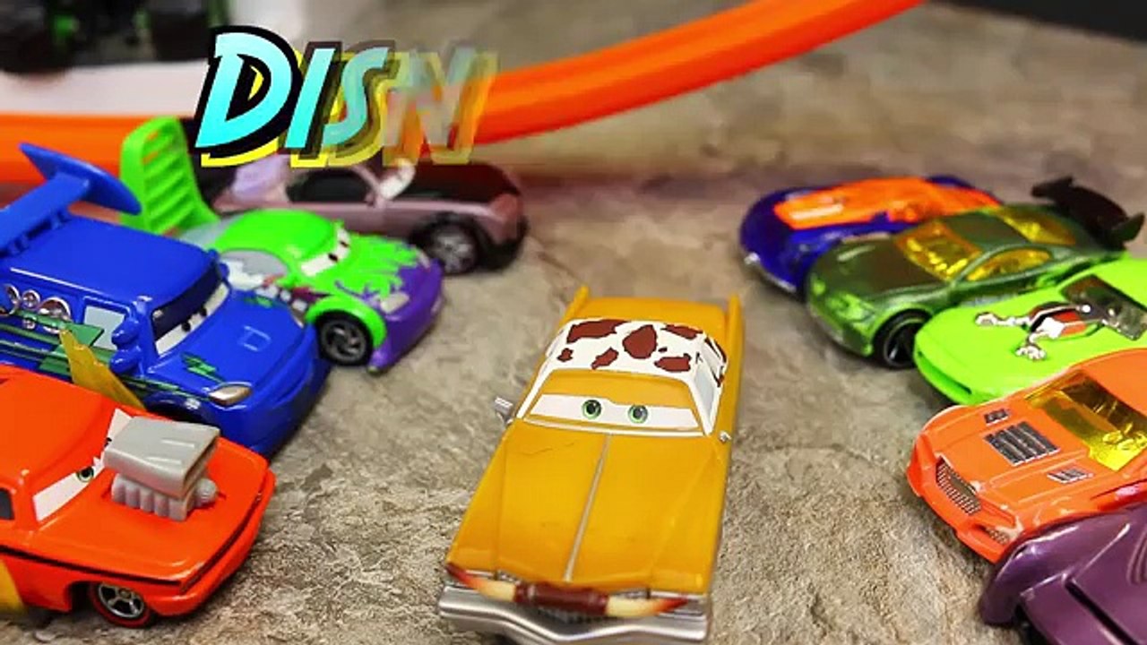 Disney Cars vs Hot Wheels on the Gator Escape Track Set with Alligator Eating Mater and Lightning