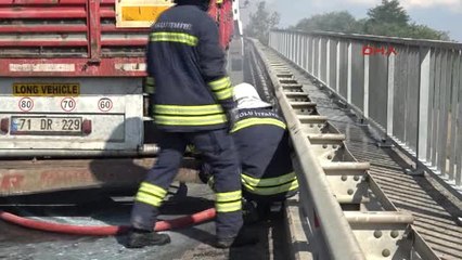 Bolu Tem'de Kereste Yüklü Tır'ın Lastikleri Yandı