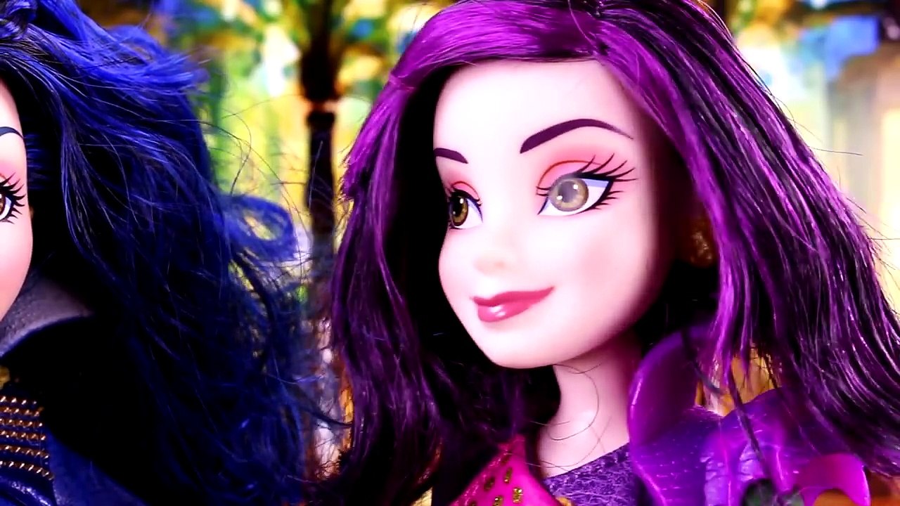 Descendants Mal & Evie Spa Disaster! With Wicked World Ben, Frozen Elsa and Ariel The Little Mermaid