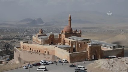 İshak Paşa Sarayı Sonbaharda da Ziyaretçilerden İlgi Gördü