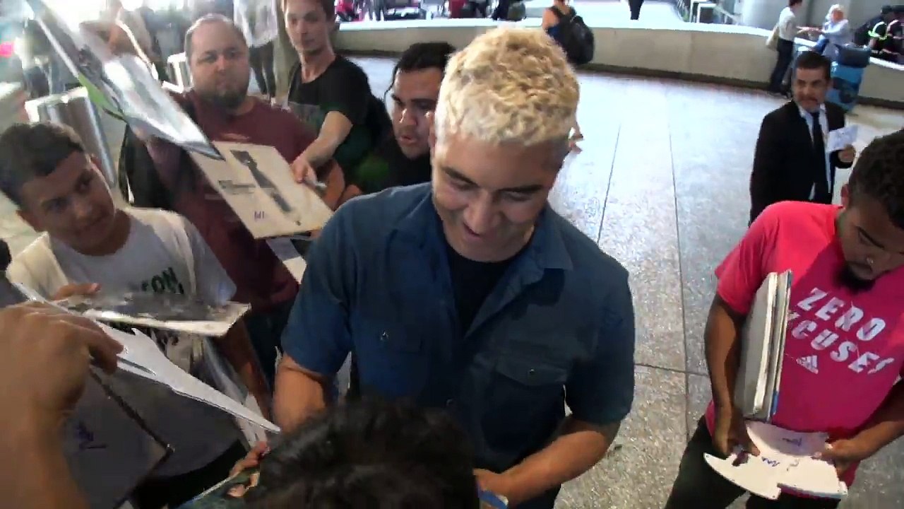 Pat Smear And Foo Fighters Band Mates Sign Autographs for Fans