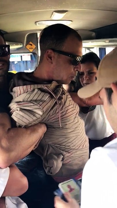 Passageiros pegam bandido que tentava assaltar ônibus