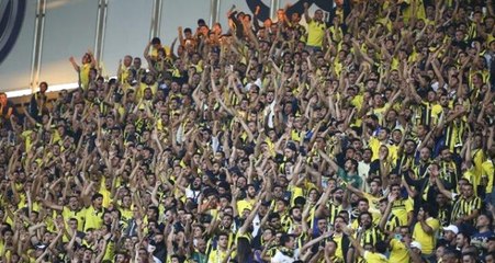 Derbide Fenerbahçeli Taraftarlar Tribünde Birbirine Girdi