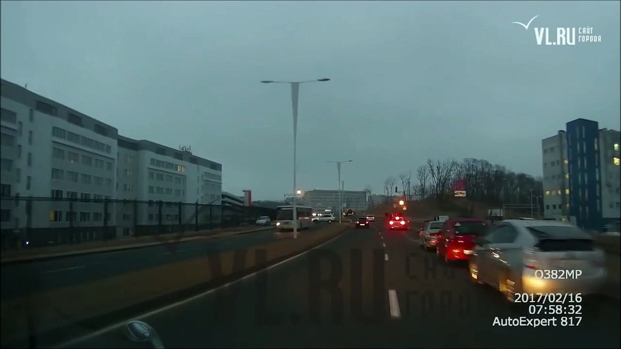 Ce chauffard grille un feu et renverse un groupe de piétons à vive allure.