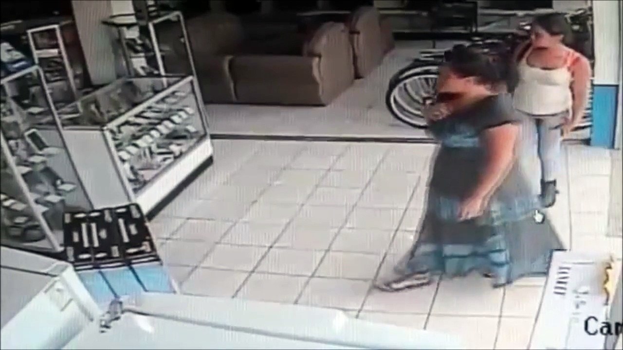 Elle embarque une TV sous sa robe... Voleuse efficace