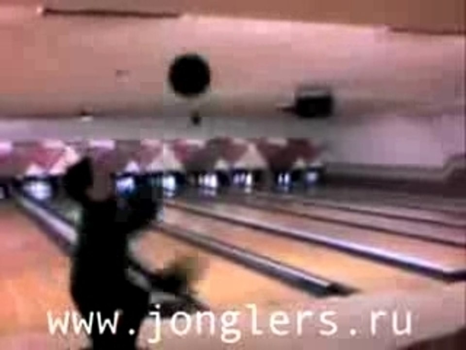 Ne Pas Jongler Avec Des Boules De Bowling !