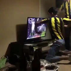 Ozan Tufan kaçırdı, taraftar televizyonu kırdı!