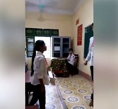 Bức xúc nam sinh đánh bạn ngay trên bục giảng