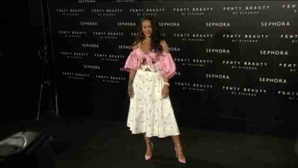 Una sonriente Rihanna presenta en Madrid su línea de cosmética