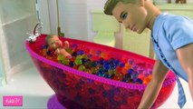 Куклы Барби Кен ОДИН ДОМА Ванна ORBEEZ Медсестра лечит пупсика мультик с игрушками для девочек
